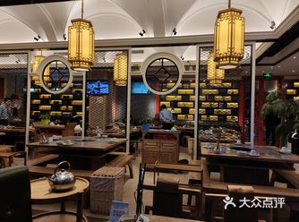 顶着细雨来的 店堂很大，可能由于下雨的关系