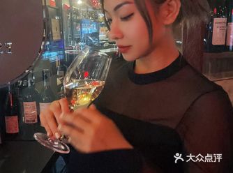 周五晚上当然得找个好地方 和闺蜜朋友一起放松喝一杯