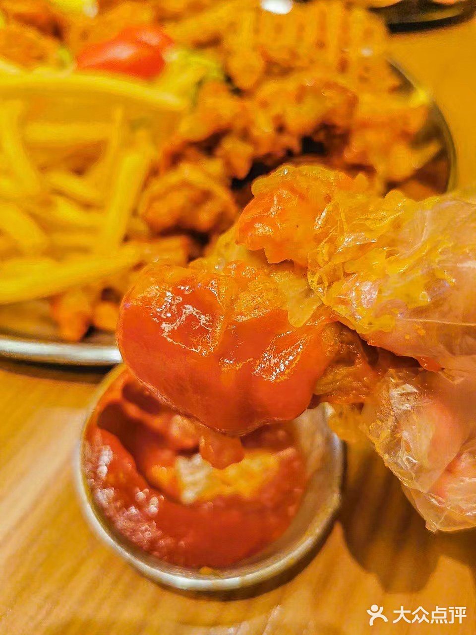 能拉丝的芝士瀑布披萨‼️ 黑金饼底的‼️ 没吃过的小伙伴们快冲～