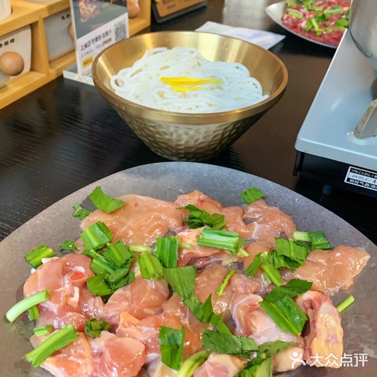 在大理喜洲!几十种现舂佐料火锅 酸汤火锅?