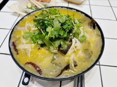 老坛酸菜肥牛小锅米线-肥汁米蘭香港米线(长宁来福士店)