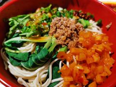-爆炸头阿姨小四川正宗川味小吃(无任何分店)