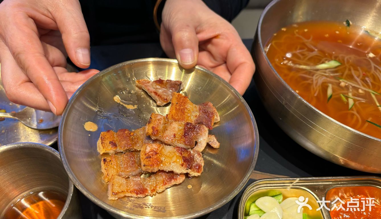 听说西塔老太太特别火，专门赶在饭口前，十一点半到的店里