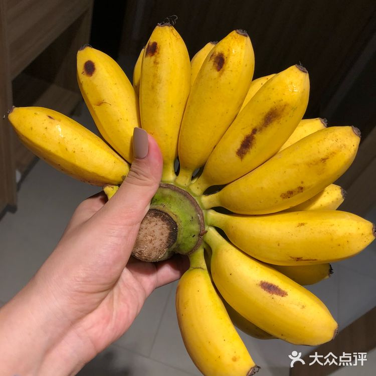 逛逛各种小吃水果，看看当地特色涂鸦，好不惬意