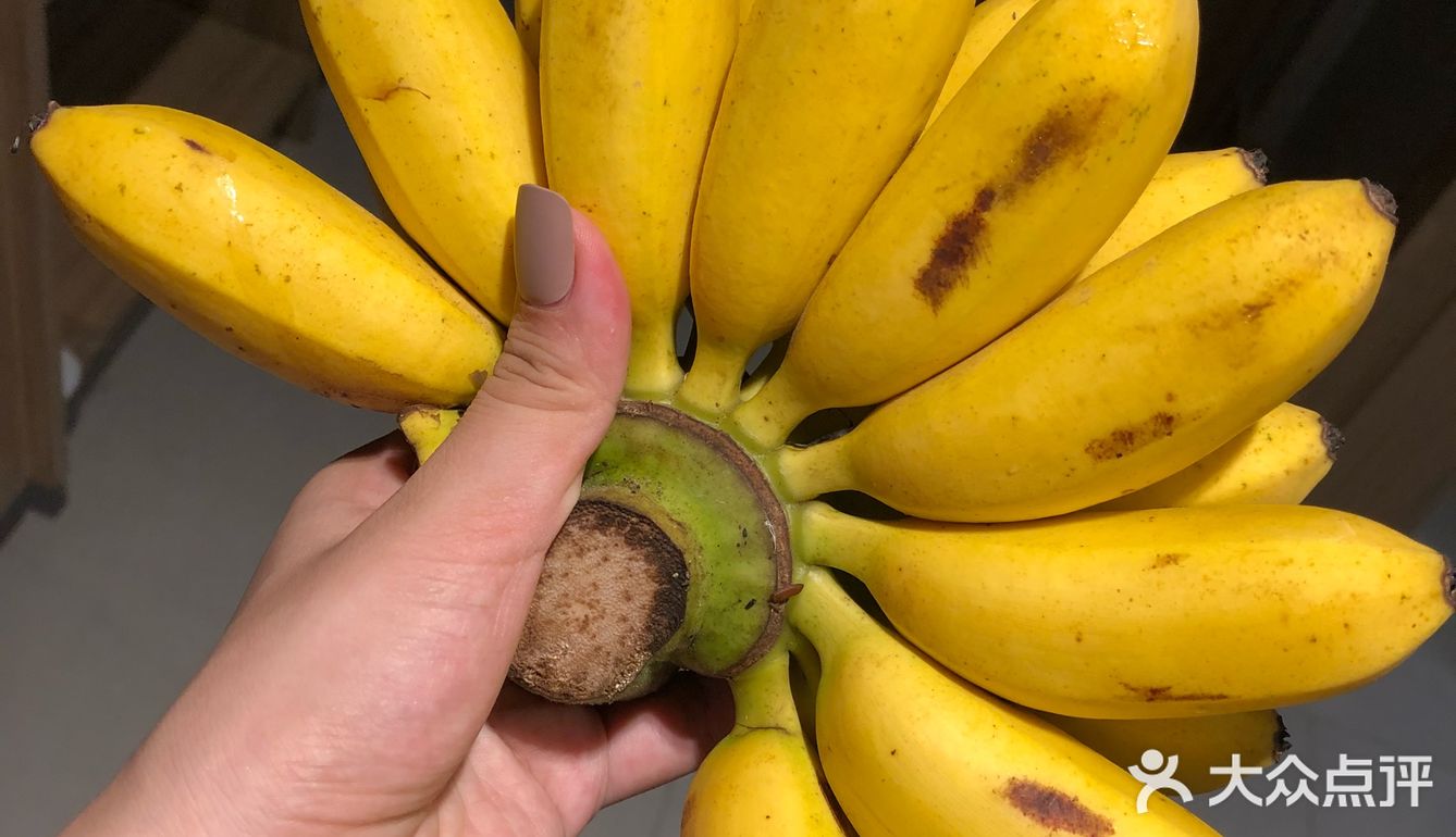 逛逛各种小吃水果，看看当地特色涂鸦，好不惬意