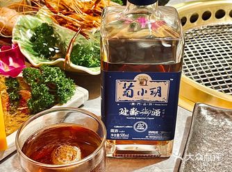 周末聚餐姐妹特地从澳门带来瓶养生酒 说喝了会变甜妹