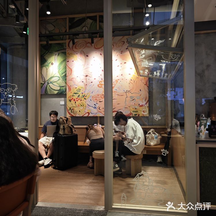 打卡成功！✨

星巴克梦中心店的莓莓拿铁实测