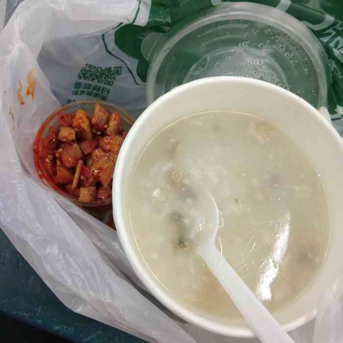 打分 最喜欢的就是皮蛋瘦肉粥了,香菇粥也好吃,每次去都会拿泡菜,下饭