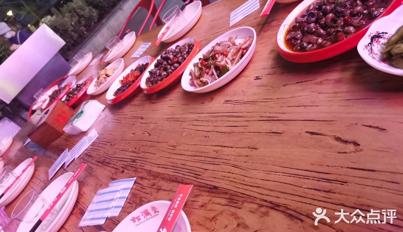 啤酒撸串子,因为瑞虹这家店店门口是可以摆桌子的
