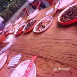 啤酒撸串子,因为瑞虹这家店店门口是可以摆桌子的