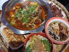 -爆炸头阿姨小四川正宗川味小吃(无任何分店)