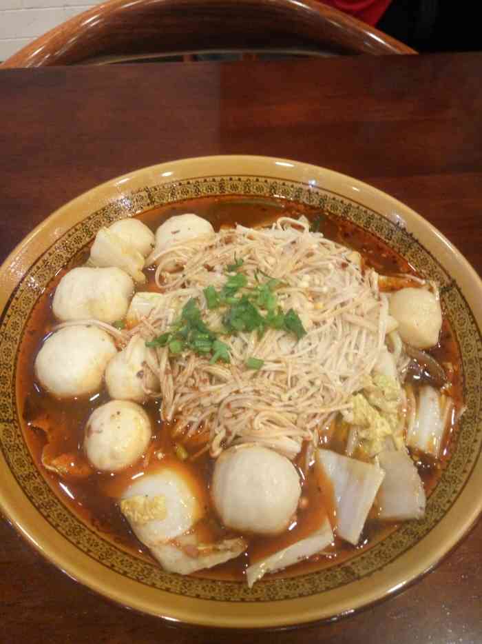 在外面闲逛不知道吃什么,看店里人很多就忍不住进去吃了,一份鱼丸冒菜