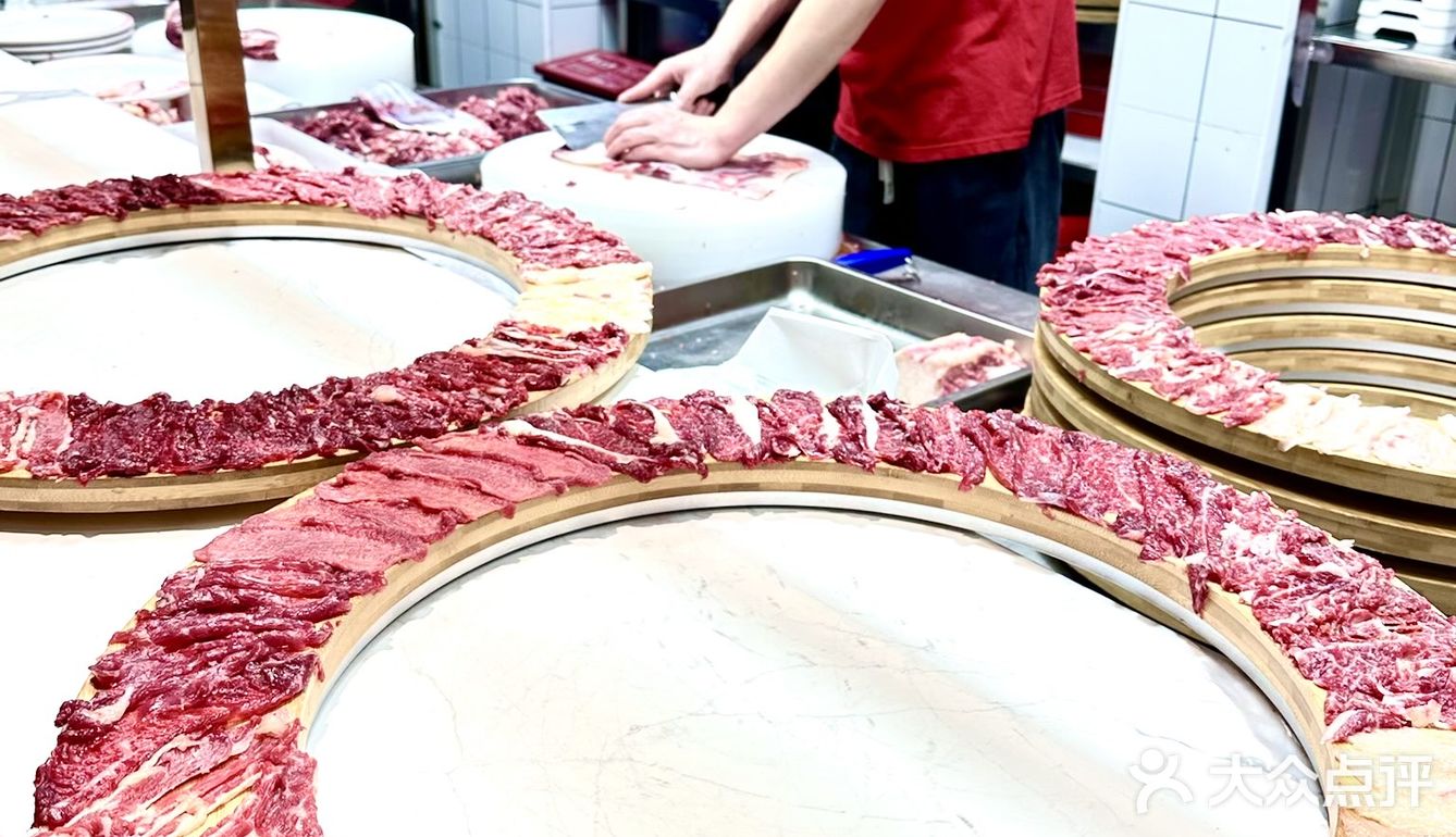 什么玩意❗❗这家火锅店把整头牛搬上餐桌❗