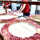 什么玩意❗❗这家火锅店把整头牛搬上餐桌❗