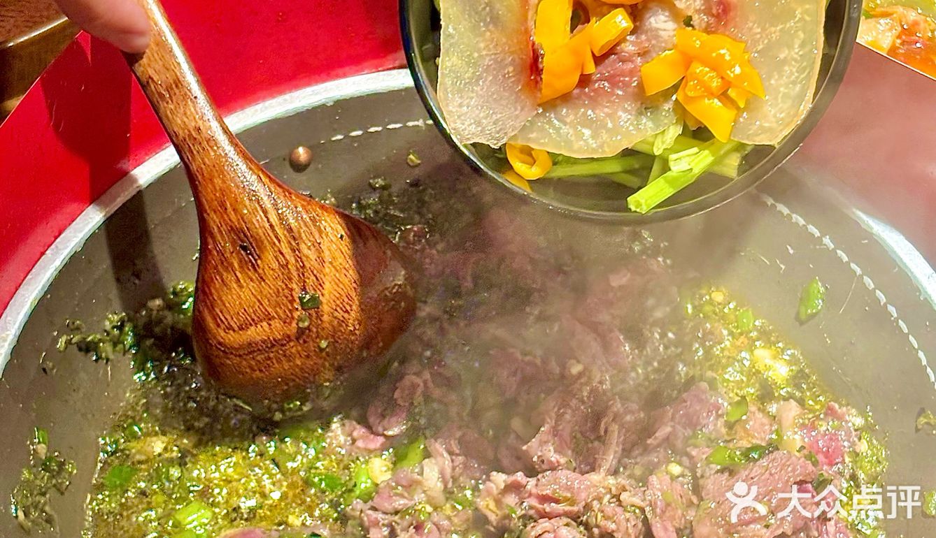 跟风吃这家湘西菜馆，排队1小时真值哭了