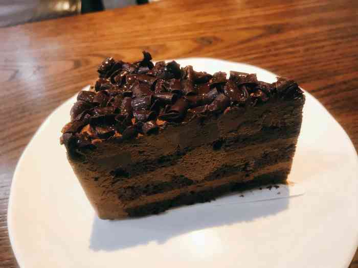 浓醇三重黑巧克力蛋糕:黑巧克力块,巧克力奶油再加上巧克力蛋糕,这