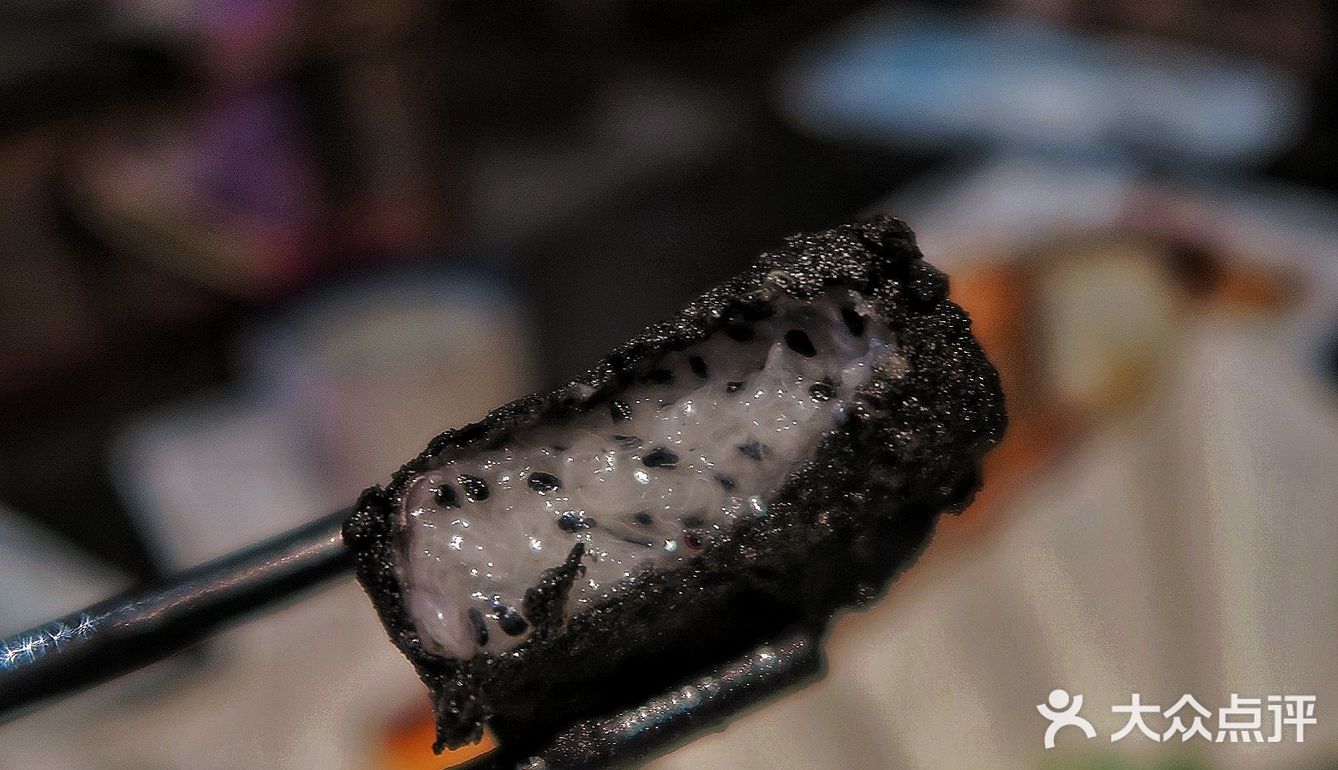 外层的酥脆和内里的多汁结合得恰到好处，能听到“咔嚓”的声音