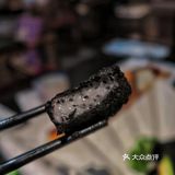 外层的酥脆和内里的多汁结合得恰到好处，能听到“咔嚓”的声音