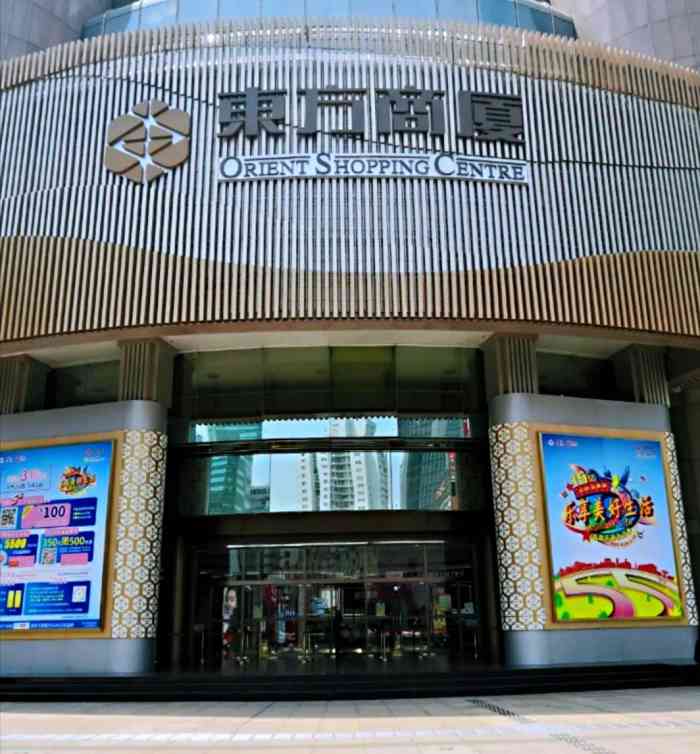 东方商厦可算是上海老牌的高端商场了,坐拥徐家汇,交通四通八达相当