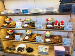 面包甜点陈列柜-猫的天空之城概念书店(丽江古城饮玉巷店)