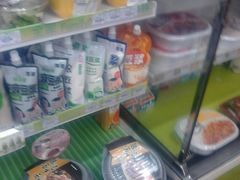 零售区-全家便利店(宜山路站店)