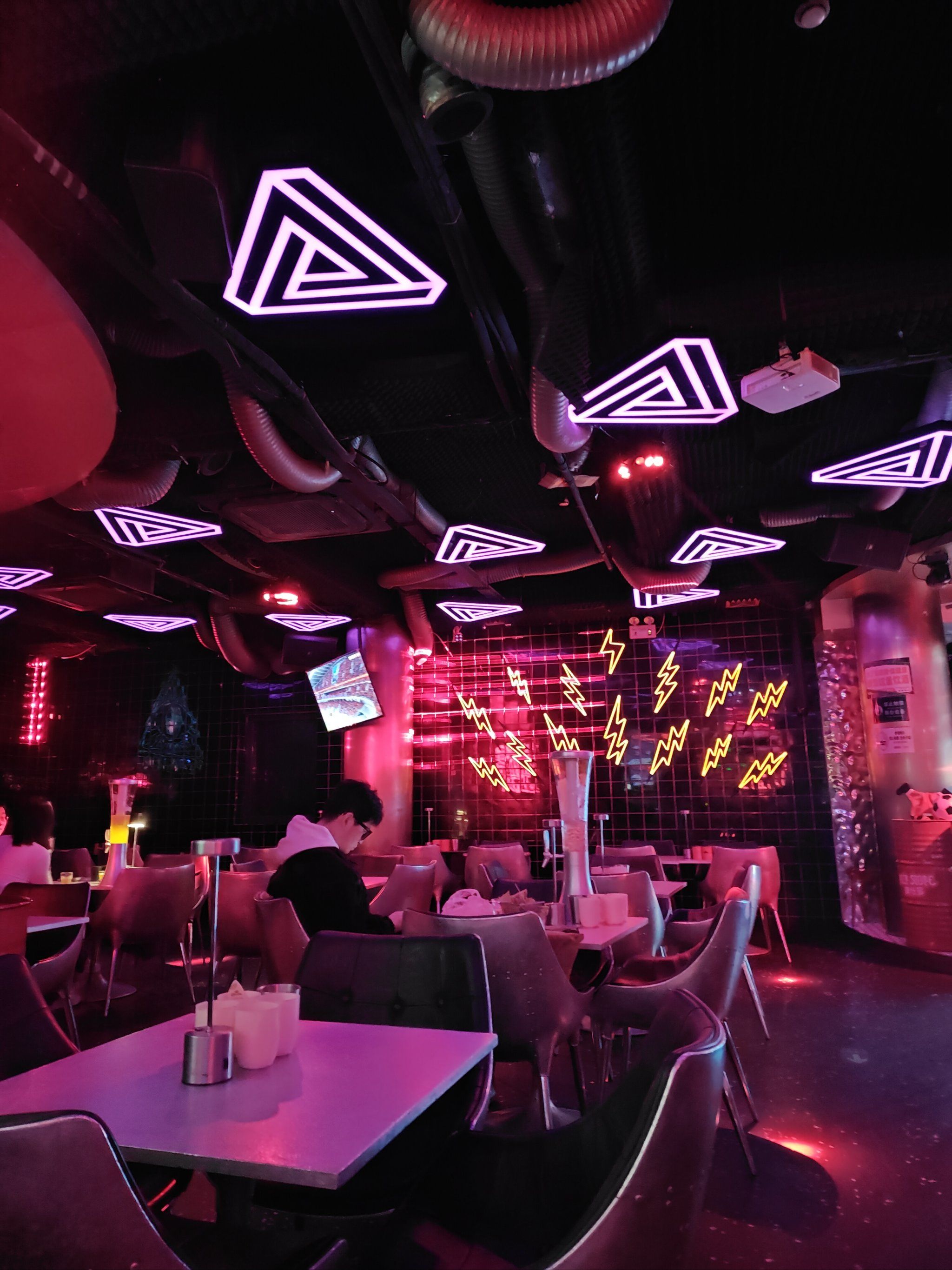 杭州赛博风格live🎵酒吧,太酷了.