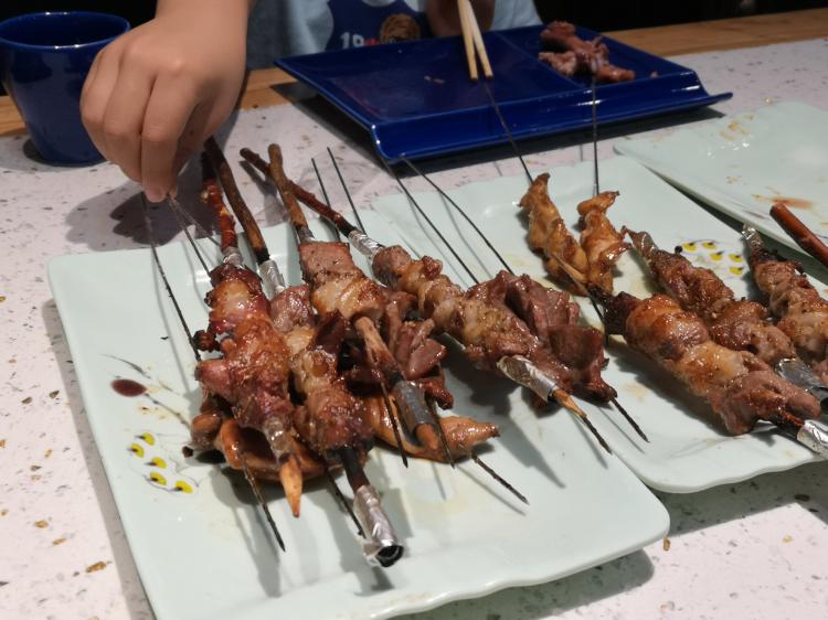 食神的招牌真醒目,一楼只有六桌,下雨天也不停的进人,都说锦州烧烤好