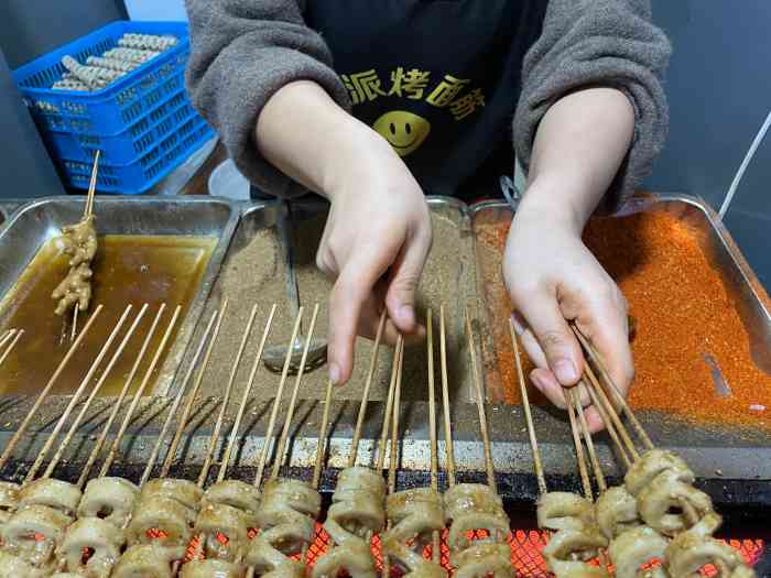一九七零徽派烤面筋(连锁总店)-"藏在小吃街里的鸡爪小摊 店面有点小