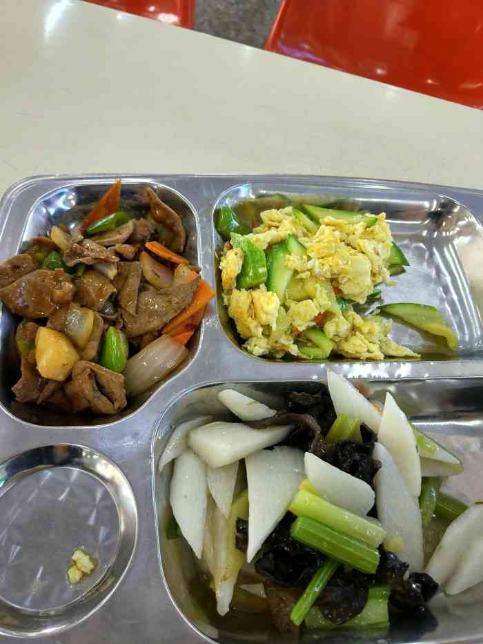 哈师大一食堂-"蔬菜烩面不容错过.他家是底汤都是一样的.