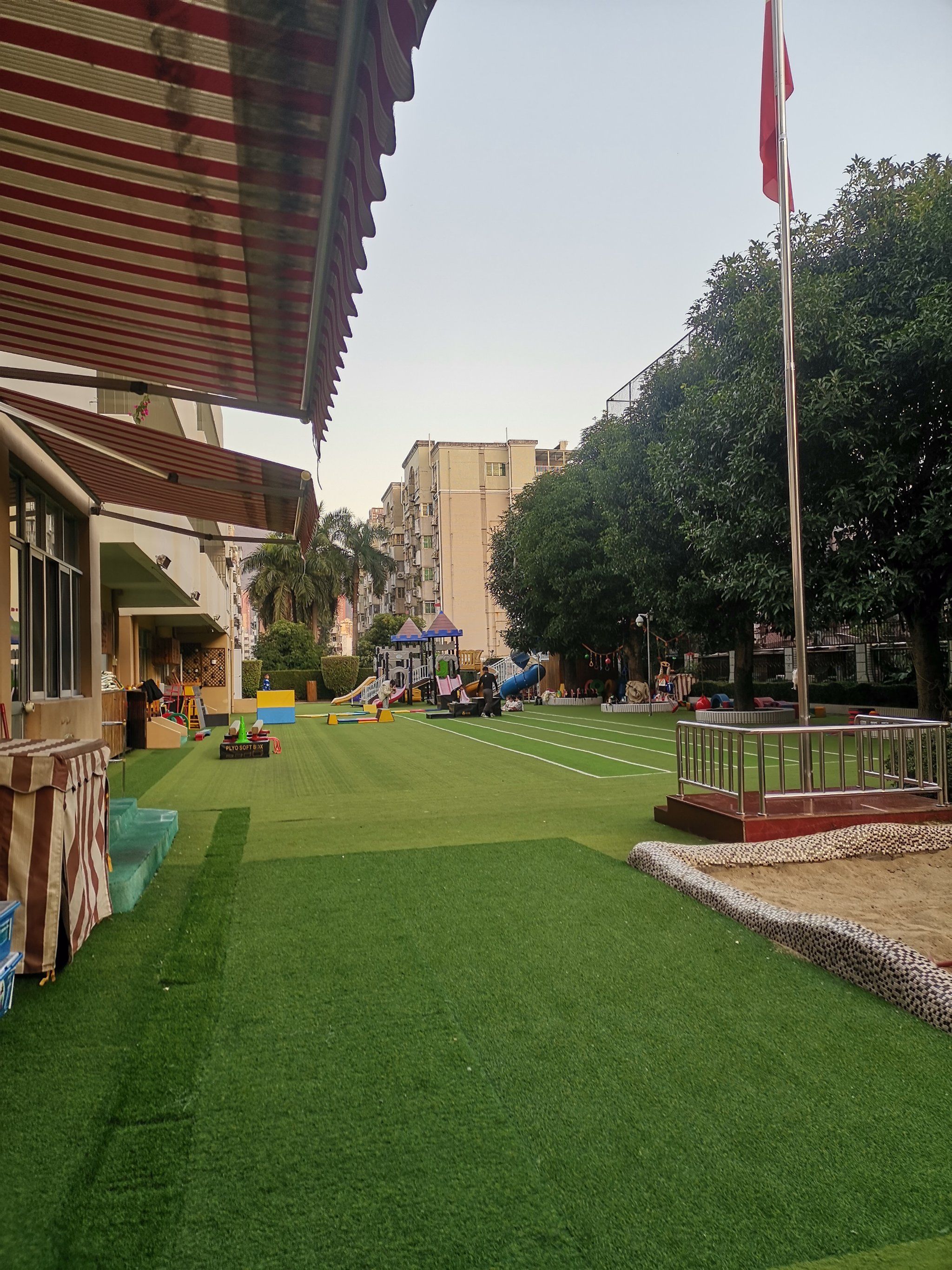 宽阔的操场,让幼儿自由奔跑