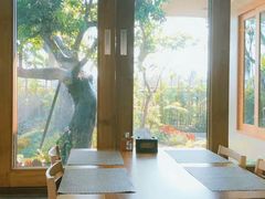 -Chom Cafe and Restaurant