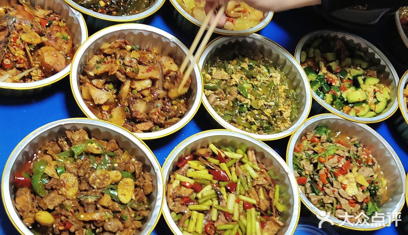 特别推荐没有上菜单的私房菜土匪猪肝、香辣猪脸肉！