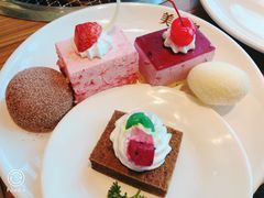 草莓慕斯-美洲岛烤肉自助餐厅