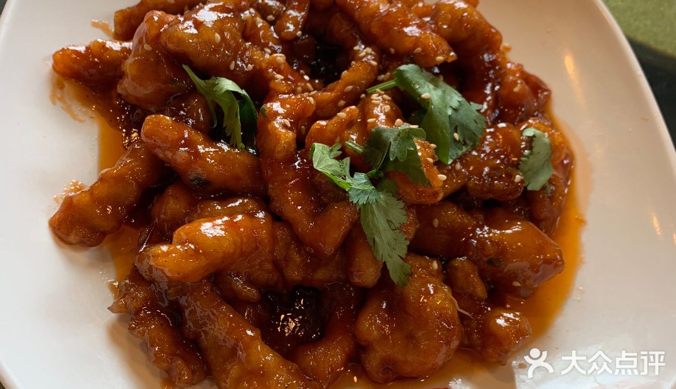 分量也很足，四个女生5个菜都没吃掉