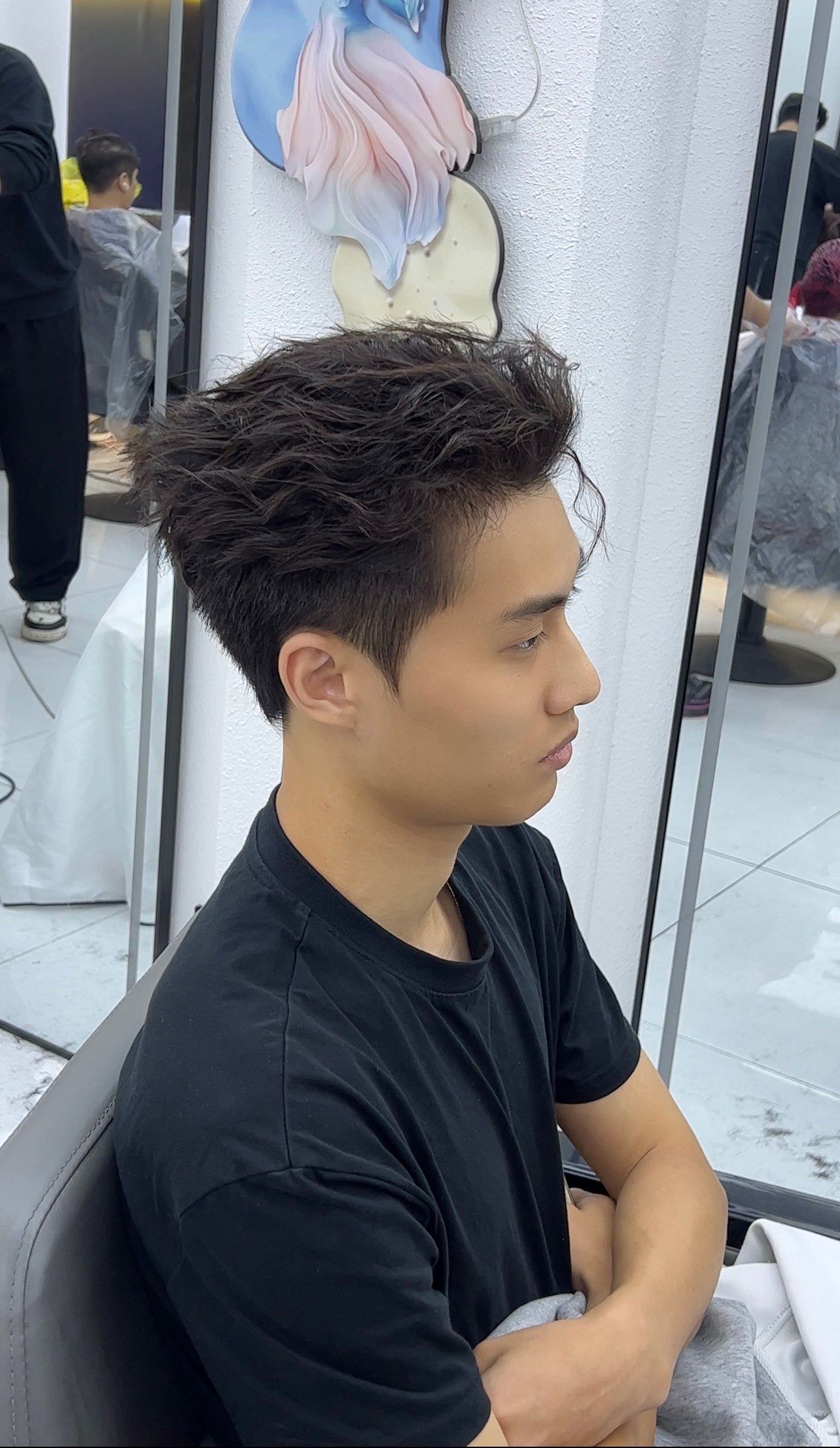 男生龙须背头是一种很帅气的发型