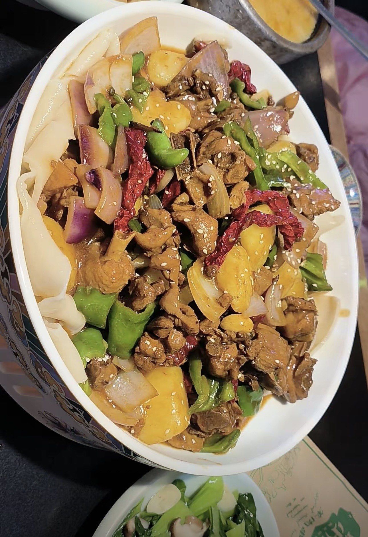 沙湾大盘鸡的味道还不错,鸡肉挺入味,配菜