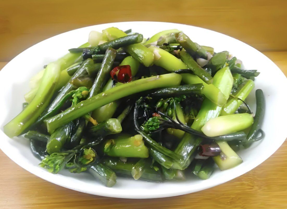 菜苔口感鲜嫩,爽脆,清炒后保留了其天然的脆嫩质感