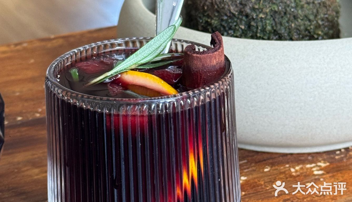 暖暖的午餐组合🙋🏻‍♂️牛肉饭一定要配一杯热红酒🙋🏻‍♂️