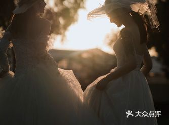 美美的黄昏配绝美的婚纱，惊艳到你了吗