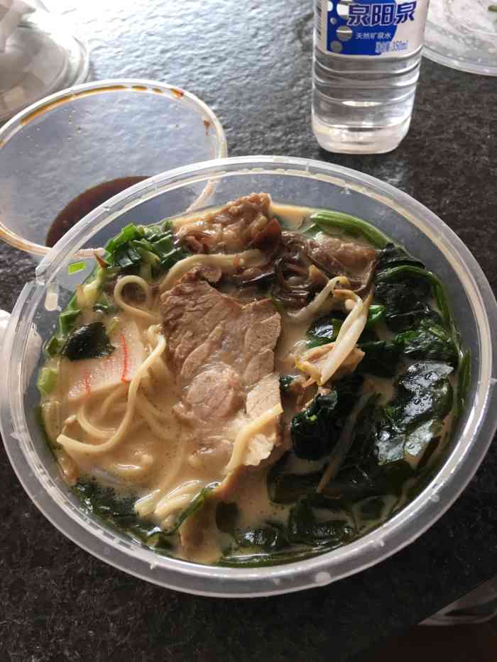 打分 点的外卖,拉面味道还可以,寿司不好吃