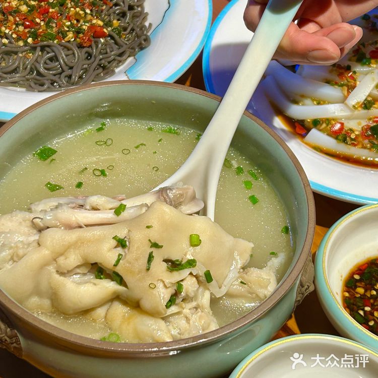 在解放碑!30年老店吃平价蹄花汤👅