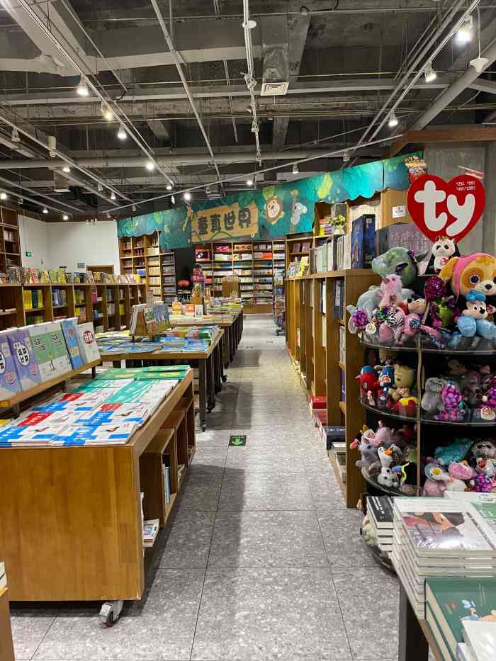 很喜欢去那边看看书,塘沽这边这样环境的书店貌似只有这一家.