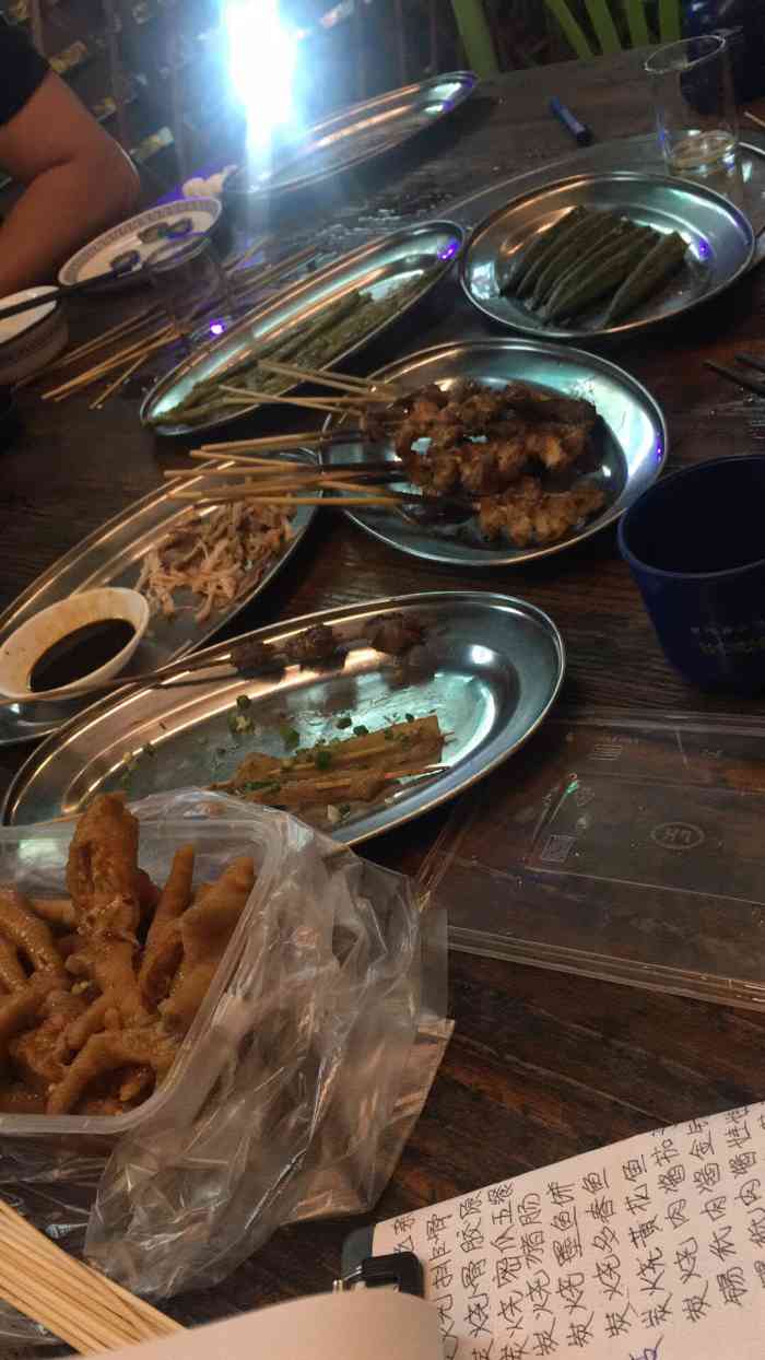 光头佬烧烤-"如果很饿建议不要来这里就对了因为饿死了.