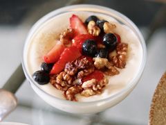 野莓核桃蜂蜜希腊酸奶-The Rug Cafe(王府中环店)