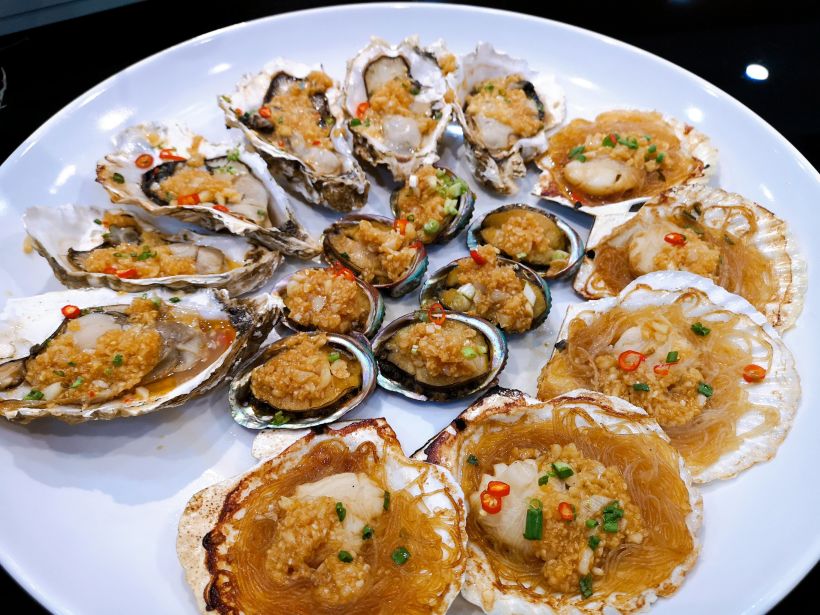 【烧烤拼盘】扇贝,小鲍鱼,生蚝组成的拼盘,都是很鲜美的.