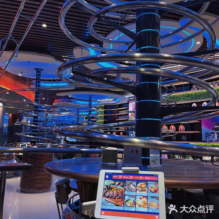 这家餐厅有点酷炫，还能看电影👀