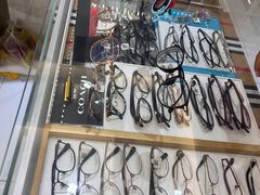 -美式眼镜·授权蔡司.依视路.尼康.豪雅.明月(人民广场店)