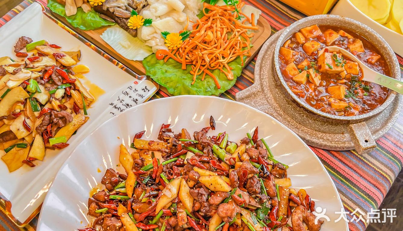 无比怀念茅草屋下鲜甜的野生菌菇鸡汤！