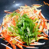 「三丝炒腊肉」| 爽口三丝，搭配咸香腊肉。