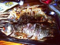 烤鲫鱼-舌尖上的石棉何雨露烧烤